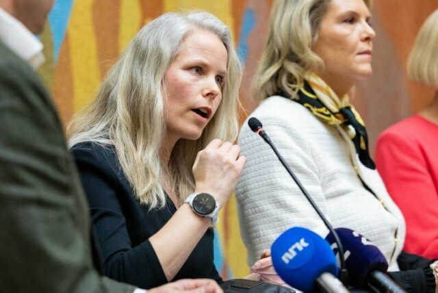 Nesten tre firedeler av SVs (leder Kirsti Bergstø ved mikrofon) listetopper er kvinner, mens nesten 90 prosent av Frps (leder Sylvi Listhaug i bakgrunnen) listetopper er menn.