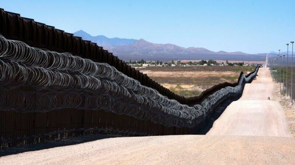 Slik ser Trumps berømte mur ut langs grensen. Slik ser Trumps berømte mur ut langs grensen. Foto: Rebecca Noble / Reuters / NTB