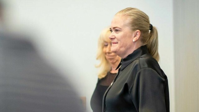 Tone Ingebrigtsen under en pause under forsvarerens prosedyre i rettssaken mot Gjert Ingebrigtsen i Sør-Rogaland tingrett. Ingen barna var i retten. Gjert Ingebrigtsen er anklaget for å ha mishandlet de to fornærmede barna ved gjentatte trusler, tvang, frihetsberøvelse, vold og andre krenkelser over flere år. Han erkjenner ikke straffskyld etter tiltalen.