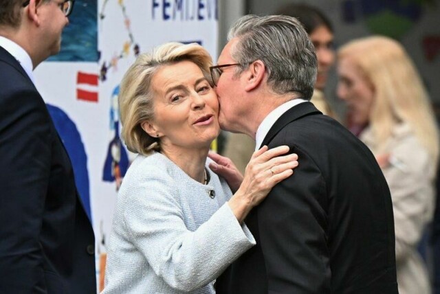 EU-kommisjonens leder Ursula von der Leyen og Storbritannias statsminister Keir Starmer under et toppmøte i Tirana fredag.