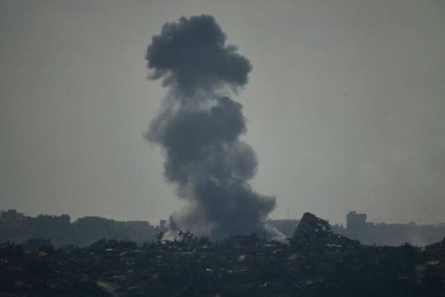 Røyk stiger opp etter et angrep i Gaza torsdag. Foto Leo Correa / AP / NTB