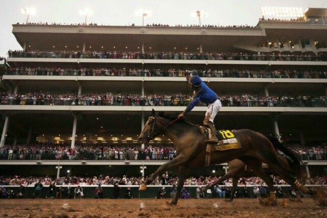 Sovereignty og jockey Junior Alvarado krysser mållinjen som vinner av den 151. utgaven av Kentucky Derby.