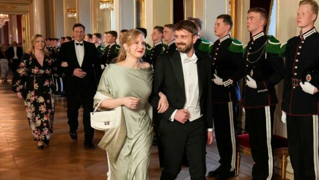 Helse- og omsorgsminister Jan Christian Vestre og Viktoria Millentrup på vei inn til gallamiddag på Slottet i forbindelse med statsbesøket til det islandske presidentparet.