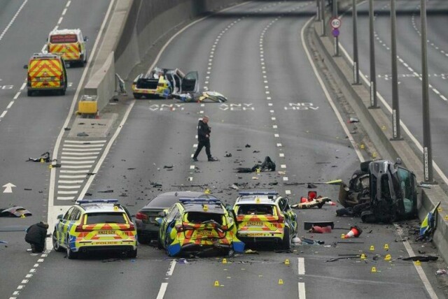Flere politibiler ble totalskadet i ulykken der sju betjenter ble skadet tidlig om morgenen 9. april i Tyneside, Newcastle i England.