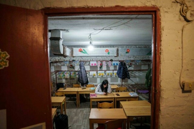 En jente ser på mobilen sin i kjelleren på et kommunalt bygg i Bobryk i Sumy-regionen i Ukraina i april. Skolen i Bobryk ble tvunget til å flytte til kjelleren på grunn av endeløse luftvernalarmer. Lærerne måtte dele klassene i to skift og holde undervisning også på lørdager.