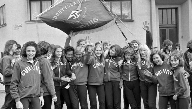 Gerd von der Lippe (lener seg frem som nummer seks fra venstre) og resten av vinnerlaget i kvinneklassen i 1975. Tre år tidligere løp hun under navnet «Øyvind Foss».