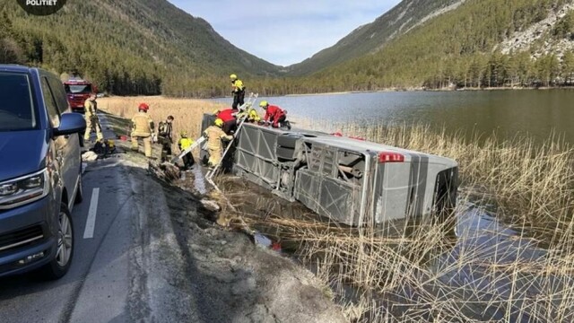 Én passasjer ble sendt til legevakt i ambulanse etter at en buss med 22 turister veltet ved Selsvatnet, opplyser politiet i Innlandet.