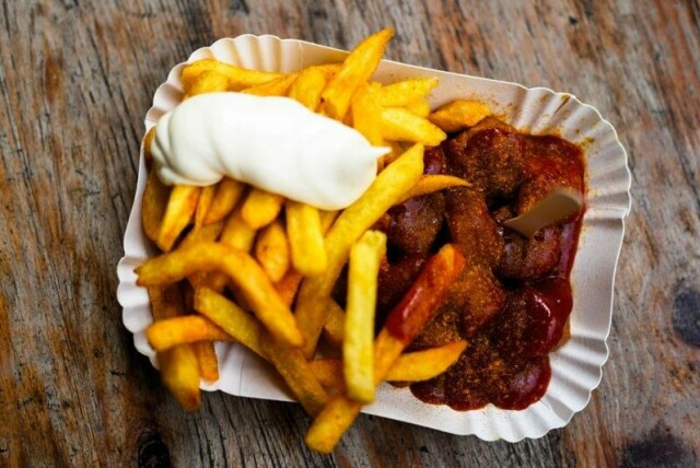 Tyskerne har lenge vært glad i currywurst, her med pommes frites og majones, men nå faller klassikeren fra.