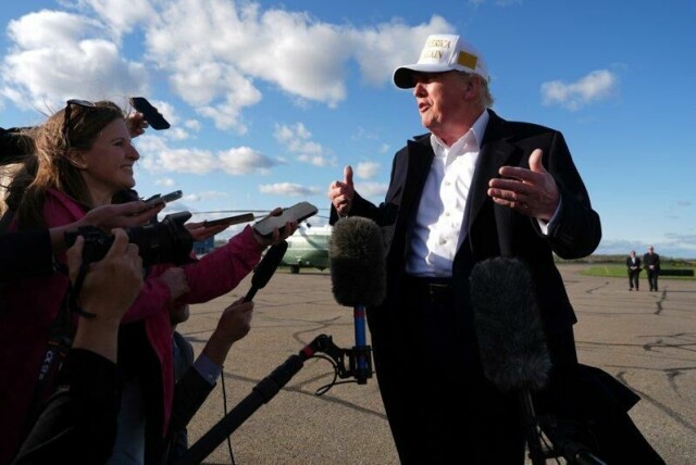 President Donald Trump snakket til journalister natt til mandag norsk tid. Der sa han blant annet at han var fornøyd med samtalene han hadde med Ukrainas president Volodymyr Zelenskyj i Vatikanet lørdag.
