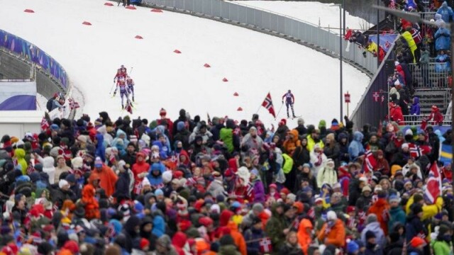 Publikum følger Therese Johaug, Ebba Andersson fra Sverige, Frida Karlsson fra Sverige og Heidi Weng under 50 km fri teknikk for kvinner under ski-VM i Trondheim 9. mars.
