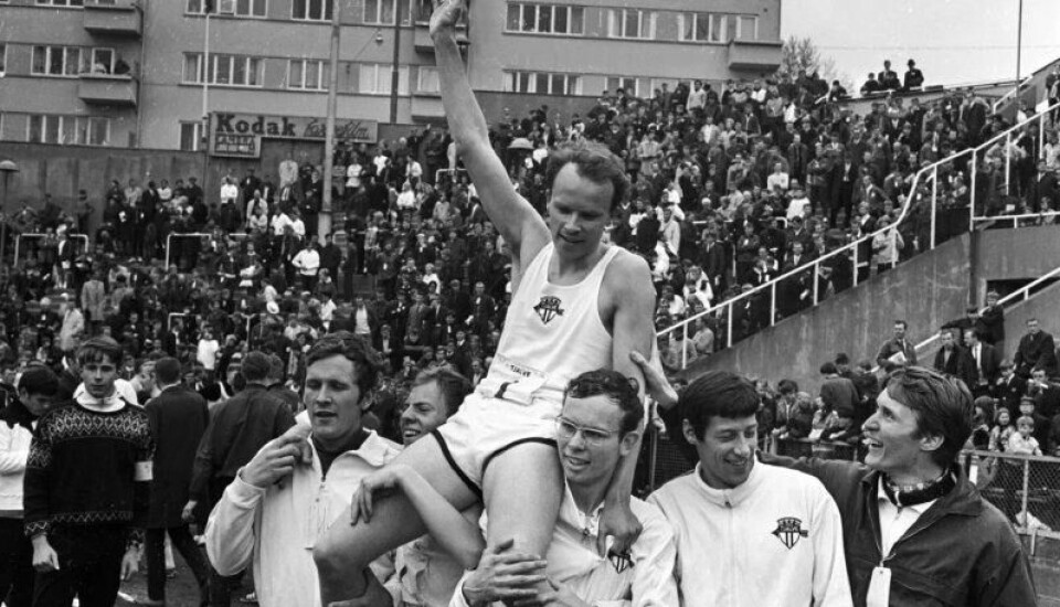 Tjalve feirer seieren i eliteklassen for menn under Holmenkollstafetten i 1969. Tjalve feirer seieren i eliteklassen for menn under Holmenkollstafetten i 1969. Foto: Svein Hammerstad / NTB