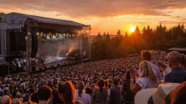 I fire dager samler OverOslo 8.000 besøkende som følger konsertene helt til solen går ned.