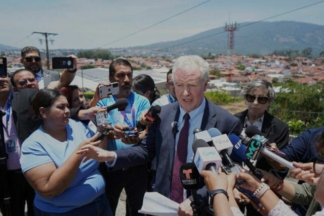 Senator Chris Van Hollen ankom onsdag El Salvador, der han møtte pressen. Torsdag fikk han møte Kilmar Abrego Garcia i fengsel.