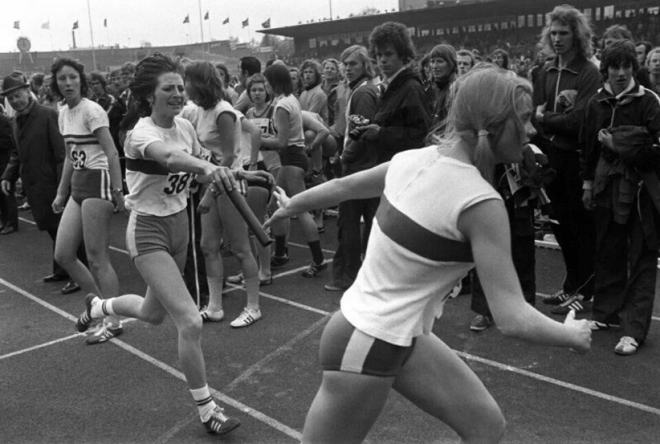 Marianne Skorgan veksler med ankerkvinne for Tyrving, Bente Jacobsen, 11. mai 1975. Marianne Skorgan veksler med ankerkvinne for Tyrving, Bente Jacobsen, 11. mai 1975. Foto: Erik Thorberg / NTB