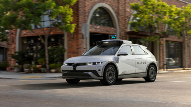 En Hyundai IONIQ 5 er utstyrt med Waymos sjette generasjons autonome kjøresystem. Dette kjøretøyet er en del av et strategisk samarbeid mellom Hyundai og Waymo, hvor IONIQ 5-modellene skal produseres ved Hyundais Metaplant i Georgia og integreres i Waymo One-flåten. De første testene på offentlig vei er planlagt å starte sent i 2025, med kommersiell utrulling i årene som følger.
