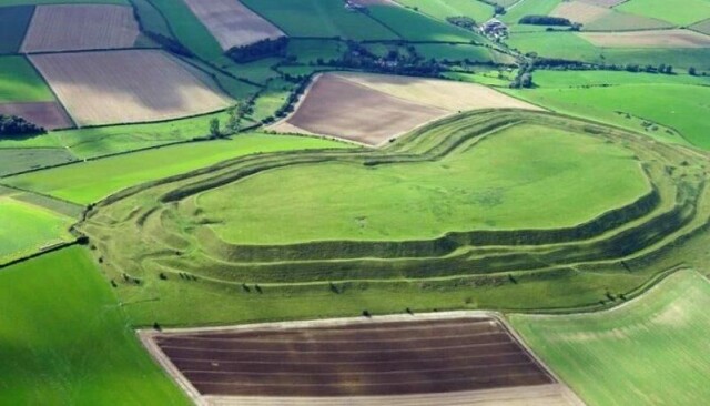 Maiden Castle i Dorset er den største bygdeborgen fra jernalderen i Storbritannia. Mange av de som ble gravlagt her – i hvert fall de som siden er utgravet – hadde blitt utsatt for brutal vold, mer enn det som var nødvendig for å ta livet av dem.