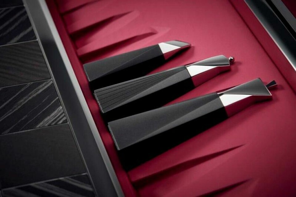 Både sjakkbrettet og -brikkene er magnetiske, slik at de holder seg på sin plass. Både sjakkbrettet og -brikkene er magnetiske, slik at de holder seg på sin plass. Foto: Rolls-Royce