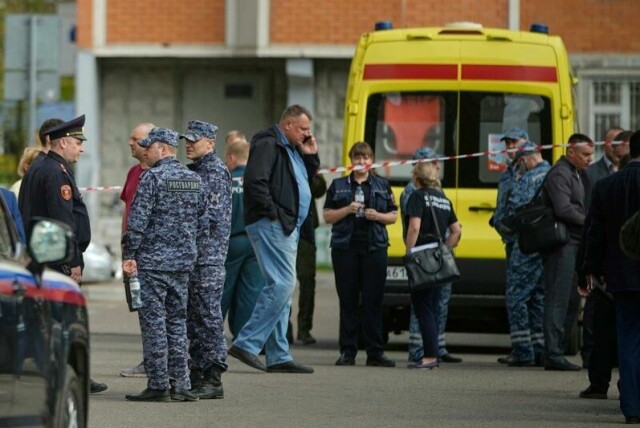 Russisk politi på plass etter eksplosjonen der den russiske generalen Jaroslav Mosalik ble drept fredag.