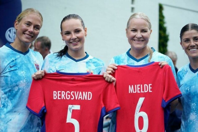 Vi heier på kampen mot barnekreft, skrev kongehuset i sosiale medier fredag, og delte dette bildet fra vennskapskamp på Skaugum i 2023.