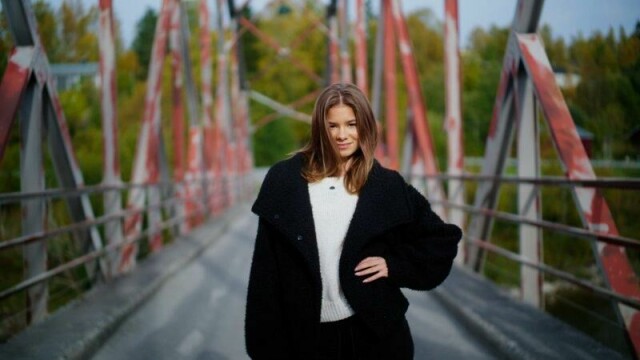 Onsdag 21. mai er det premiere på serien «Emma» på NRK. Gjennom åtte episoder følger vi et år i livet til 16 år gamle Emma Gunnarsen, som sjonglerer et liv i rampelyset med alt det vanlige tenåringslivet har å by på.