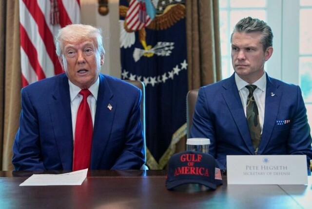 Forsvarsminister Pete Hegseth (t.h.) skal nå redusere antallet generaler kraftig. Her sammen med president Donald Trump.