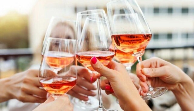 Alkohol øker kvinners risiko for å utvikle brystkreft. Drikk så lite som mulig, sier flere. Ikke drikk i det hele tatt, er den nye anbefalingen til World Cancer Research Fund.