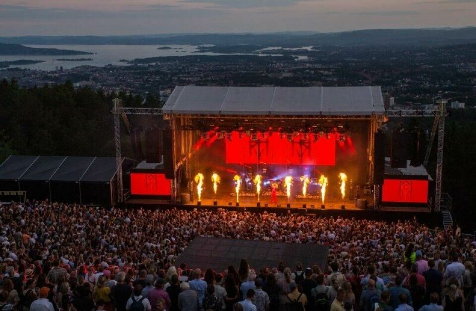 OverOslo-festivalen på Grefsenkollen byr på en spektakulær utsikt over Oslo når kveldsmørket senker seg. I år vil publikum og frivillige holder ut til midnatt med artister som Bryan Adams, M2M og Cezinando. OverOslo-festivalen på Grefsenkollen byr på en spektakulær utsikt over Oslo når kveldsmørket senker seg. I år vil publikum og frivillige holder ut til midnatt med artister som Bryan Adams, M2M og Cezinando. Foto: OverOslo