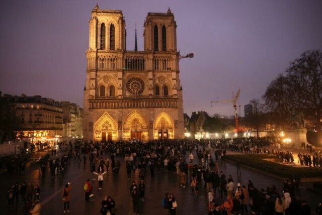 Kirkeklokkene i Notre-Dame-katedralen i Paris ringer 88 ganger mandag til ære for nylig avdøde pave Frans. Arkivfoto: Thomas Padilla / AP / NTB