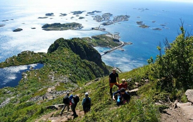 Fjelltur forblir populært blant nordmenn. Her er et følge på vei opp Festvågtinden ved Henningsvær i Lofoten.