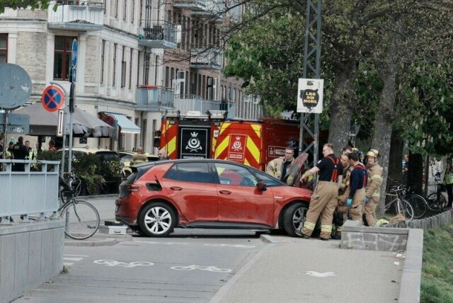 Politi og redningsmannskaper på ulykkesstedet i Sortedam Dossering i København.