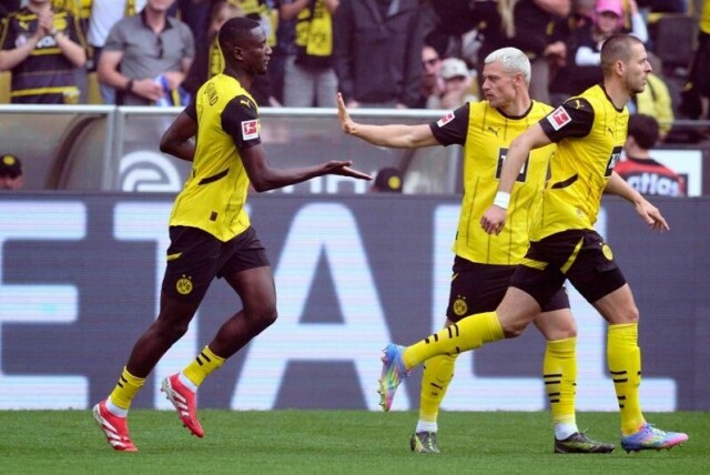 Julian Ryerson gratulerer Serhou Guirassy med scoring i hjemmeseieren som sikret mesterligaplass for Borussia Dortmund.