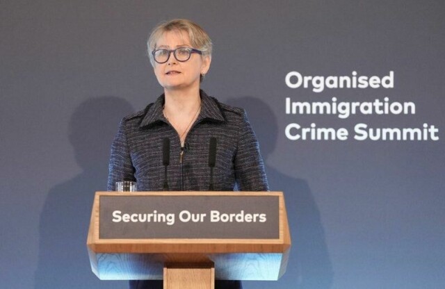 Storbritannias innenriksminister Yvette Cooper takket politiet etter pågripelsene lørdag. Arkivfoto: Stefan Rousseau/PA via AP / NTB
