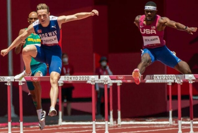 Friidrettsutøver Karsten Warholm (t.v.) og amerikaneren Rai Benjamin (t.h.) i aksjon i OL-finalen på 400 meter hekk på Olympic Stadion i Tokyo i 2021.