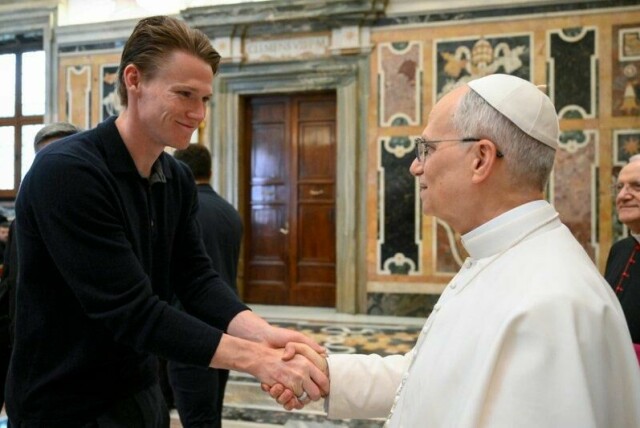 Scott McTominay sammen med paven.