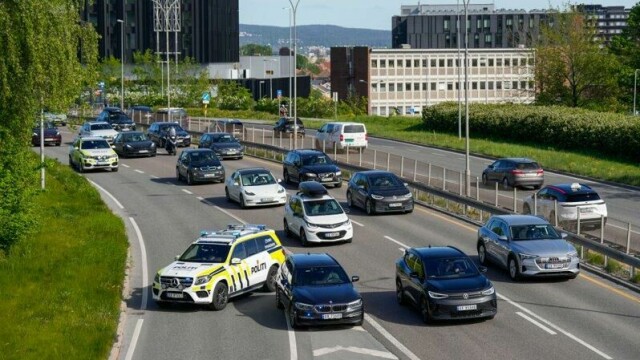 Nødetatene på stedet etter at en syklist ble påkjørt av lastebil og døde i et avkjøringsfelt Oslo, nær utbyggingen av det nye Rikshospitalet.