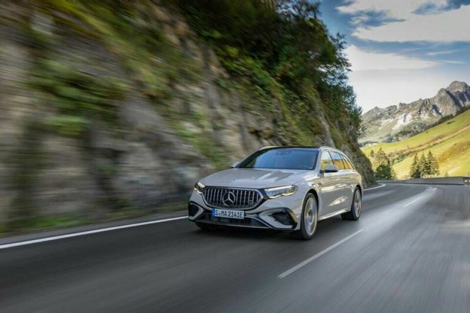 Motoreffekten er høy, men det er ingen V8 under panseret her. Det er lov å håpe på at en skikkelig BMW M5-konkurrent også kommer. Foto: Mercedes-Benz AG - Communications & Marketing Motoreffekten er høy, men det er ingen V8 under panseret her. Det er lov å håpe på at en skikkelig BMW M5-konkurrent også kommer. Foto: Mercedes-Benz AG - Communications & Marketing