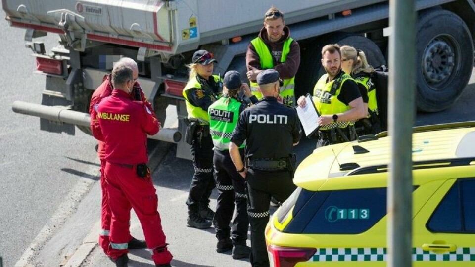 De første meldingene gikk ut på at syklisten var kritisk skadet i sammenstøtet med lastebilen. Etter kort tid ble det bekreftet at vedkommende døde i ulykken. De første meldingene gikk ut på at syklisten var kritisk skadet i sammenstøtet med lastebilen. Etter kort tid ble det bekreftet at vedkommende døde i ulykken. Foto: Fredrik Varfjell / NTB