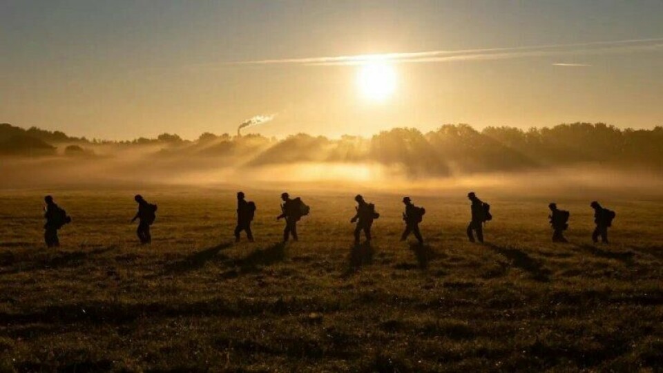 Vernepliktige ved Trænregimentet i Nord-Jylland på en såkalt merketur – en øvelse der soldatene senere gjør seg fortjent til å bære skvadronens ermetegn. Vernepliktige ved Trænregimentet i Nord-Jylland på en såkalt merketur – en øvelse der soldatene senere gjør seg fortjent til å bære skvadronens ermetegn. Foto: Theis Nielsen / Det danske forsvaret