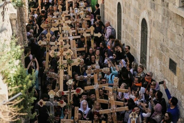 Kristne pilegrimer bærer kors på den tradisjonelle korsvandringen i Jerusalem langfredag.