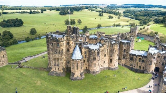 Mange Harry Potter-fans reiser til Alnwick Castle i England. Slottet arrangerer daglig omvisninger hvor den populære filmen ble innspilt.