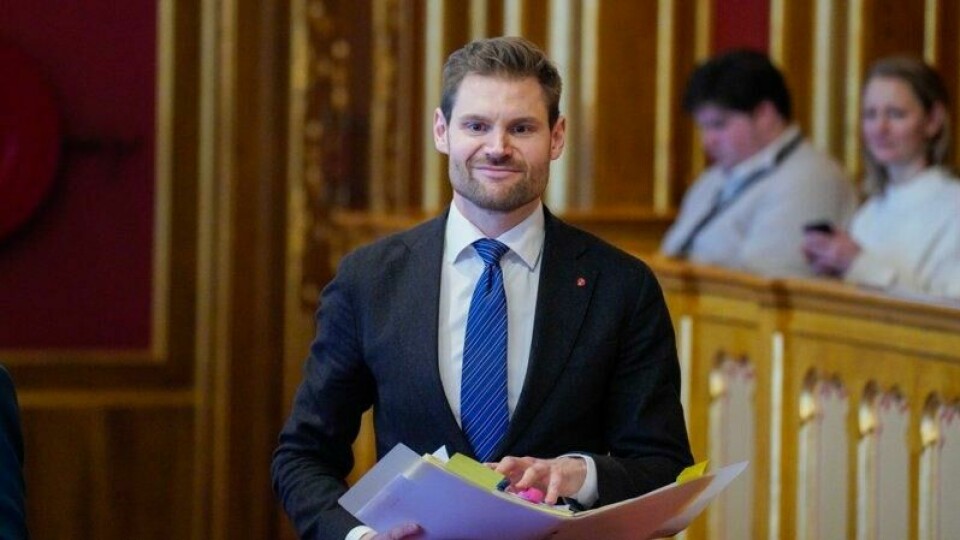 Mat- og landbruksminister Nils Kristen Sandtrøen (Ap) tilbyr bøndene 805 millioner kroner. Mat- og landbruksminister Nils Kristen Sandtrøen (Ap) tilbyr bøndene 805 millioner kroner. Foto: Ole Berg-Rusten / NTB