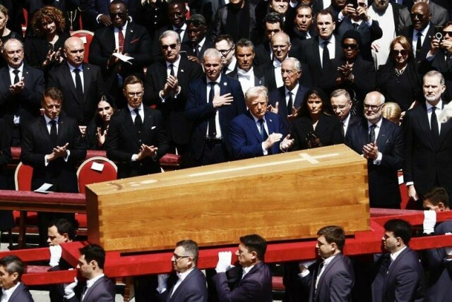 USAs president Donald Trump hilste på en rekke verdensledere da han deltok i pave Frans' begravelse lørdag.