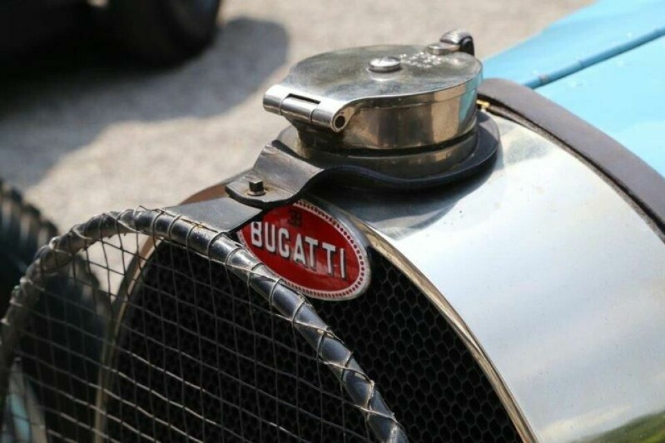 Bugatti-emblemet på toppen av den «hesteskoformede» radiatoren er selve symbolet på merket. Bugatti-emblemet på toppen av den «hesteskoformede» radiatoren er selve symbolet på merket. Foto: Ivar Engerud / Finansavisen