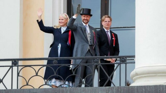 Prins Sverre Magnus sammen med kronprinsesse Mette-Marit, kronprins Haakon på slottsbalkongen på 17. maifeiringen i Oslo i 2023.