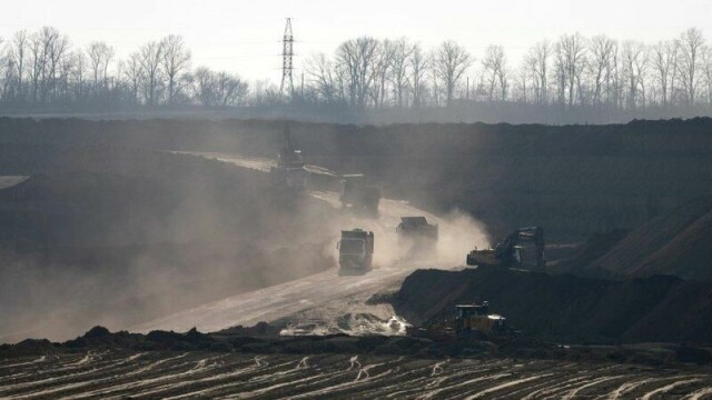 Lastebiler i et dagbrudd der titanmalm utvinnes i Kirovohrad i Ukraina.