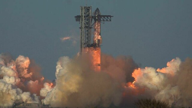 SpaceX' gigantrakett Starship under oppskytingen i Boca Chica i Texas 6. mars.