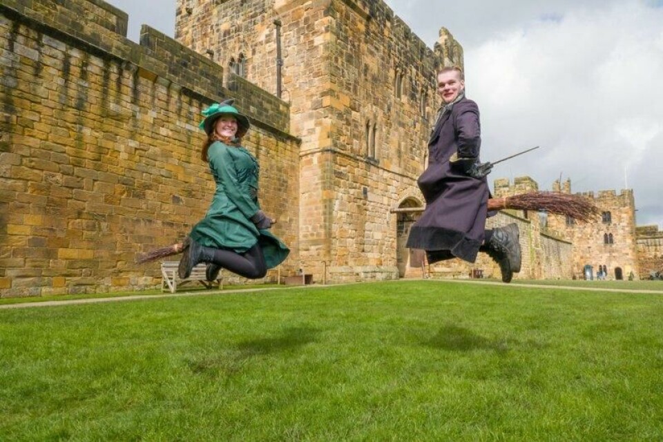 Når turister besøker Alnwick Castle fotograferes mens de hopper i luften med en sopelime mellom bena. Da ser det ut som om de flyr, akkurat som Harry Potter gjorde da den første filmen ble innspilt på slottet. Når turister besøker Alnwick Castle fotograferes mens de hopper i luften med en sopelime mellom bena. Da ser det ut som om de flyr, akkurat som Harry Potter gjorde da den første filmen ble innspilt på slottet. Foto: Alnwick Castle