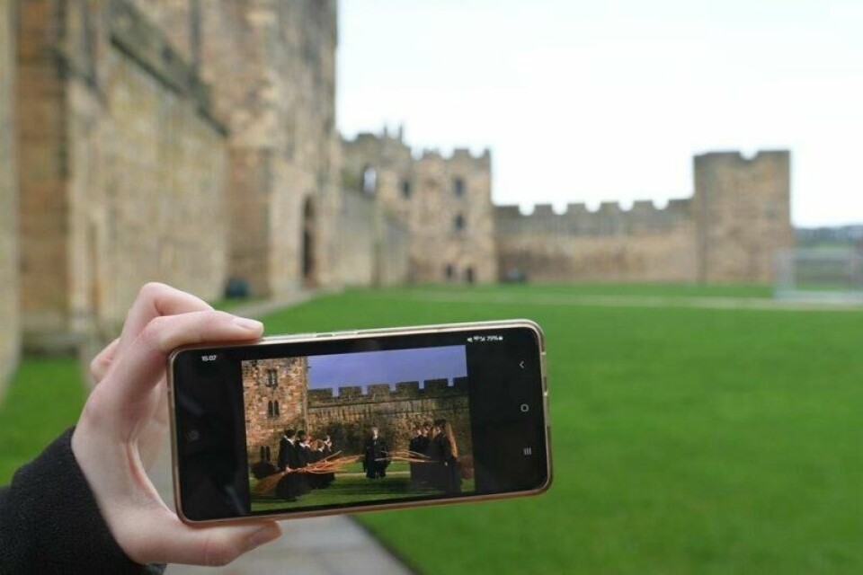 Slottsmurene på Alnwick Castle var kulissene for den berømte scenen hvor Harry Potter lærer å fly på en sopelime. Foto: Slottsmurene på Alnwick Castle var kulissene for den berømte scenen hvor Harry Potter lærer å fly på en sopelime. Foto: Foto: Oliver Orskaug / FInansavisen / Kapital