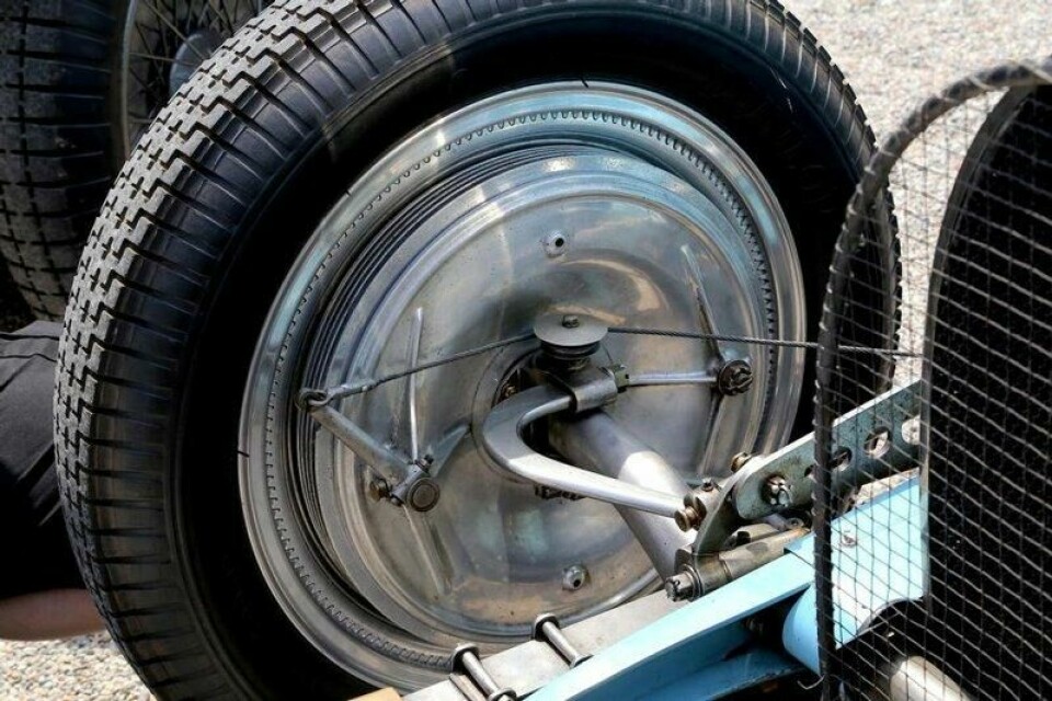 Selv detaljer i styre- og bremsemekaniskmene kunne være som en skulptur når Bugatti designet dem. Foto: Selv detaljer i styre- og bremsemekaniskmene kunne være som en skulptur når Bugatti designet dem. Foto: Foto: Ivar Engerud / Finansavisen