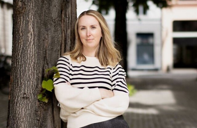 Therese Garshol er førsteamanuensis i nordisk litteratur ved Universitetet i Innlandet, og har skrevet flere ungdomsbøker før hun ga seg i kast med krim.